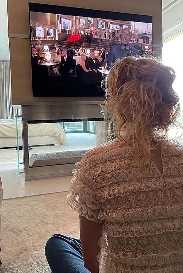 Con look relajado y moñete: así hemos visto a Nicole Kidman en su Instagram viendo los Oscar 2021