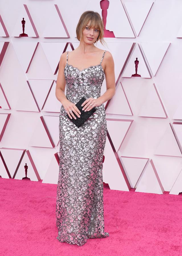 Margot Robbie ha innovado con su pelo  lo que no ha hecho con su vestido, y vuelve a apostar por Chanel Alta Costura.