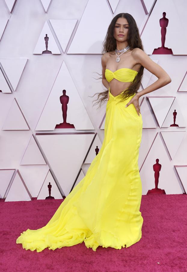 Zendaya se ha vuelto a reivindicar como una de las nuevas divas de la alfombra roja desafiando a la mala suerte en los Oscar 2021 con  este look de Valentino Alta Costura que brilla en la oscuridad .