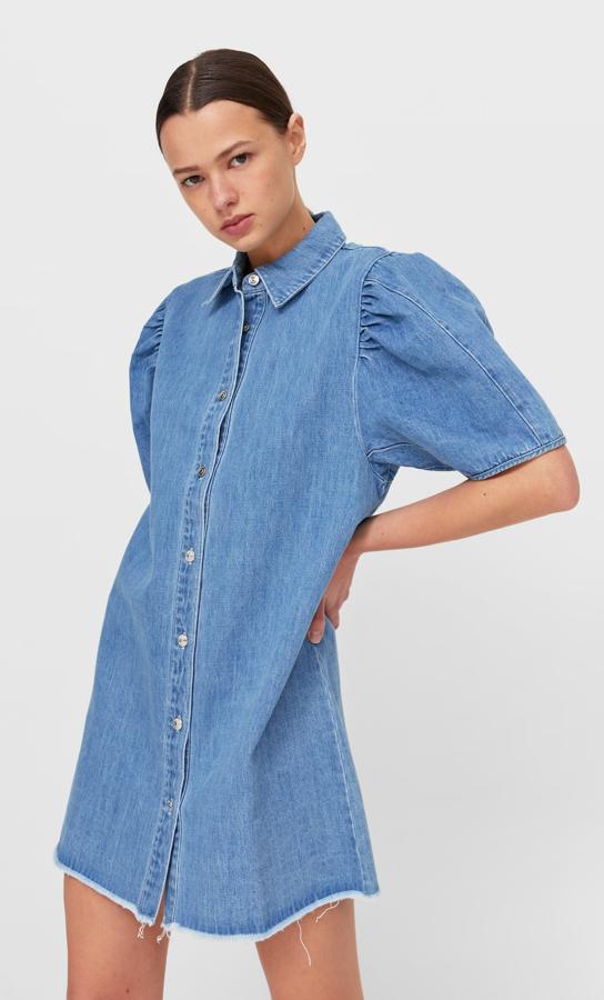 Vestido camisero recto en tejido vaquero con manga corta, de Stradivarius (29,95 €).