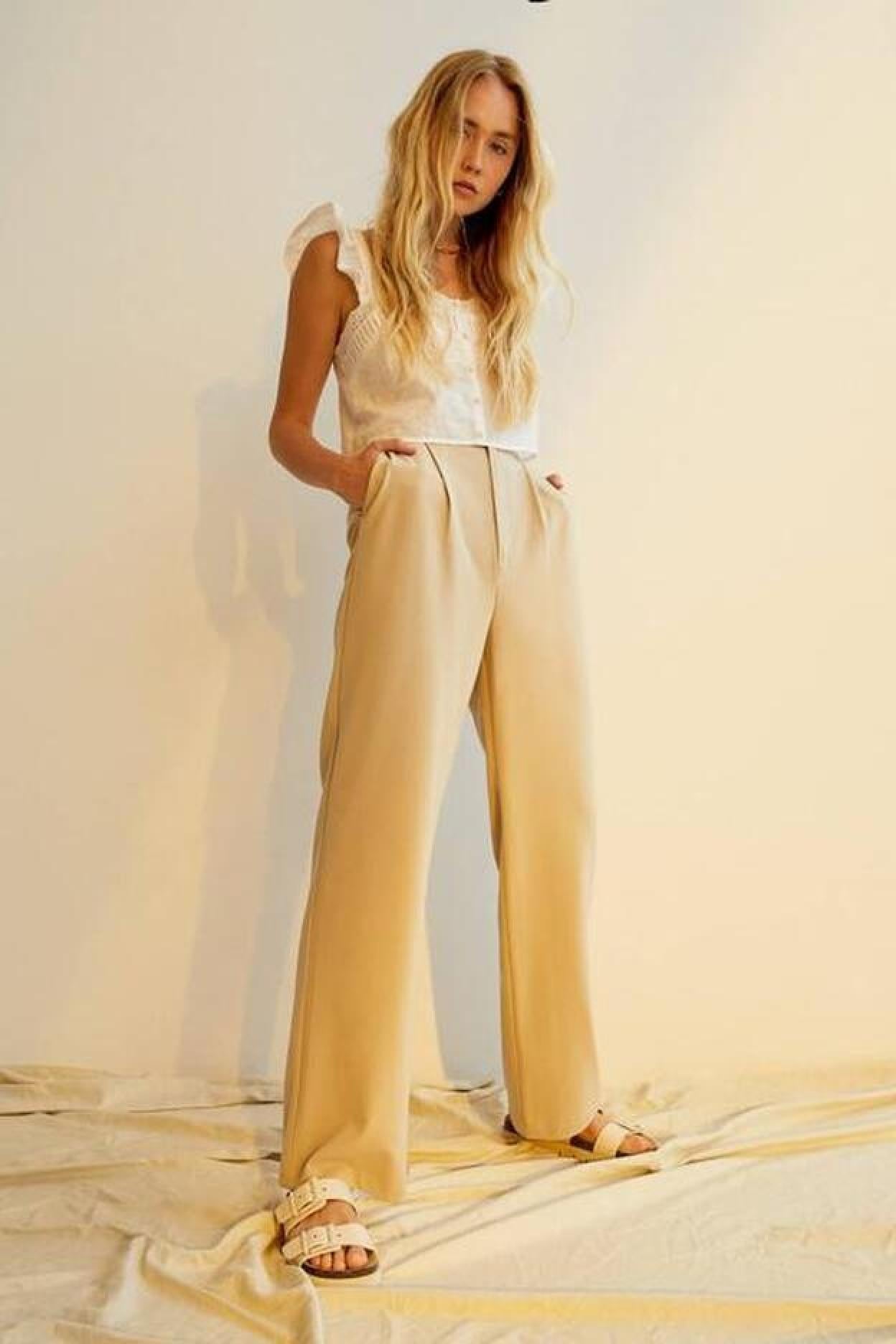 Pincha en la imagen para descubrir diez pantalones beige, el tono que combina con todo y no puede faltar en tu armario esta primavera.