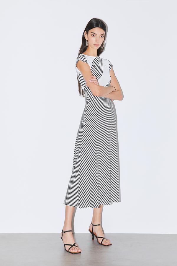 Vestido asimétrico de rayas, de Sfera.