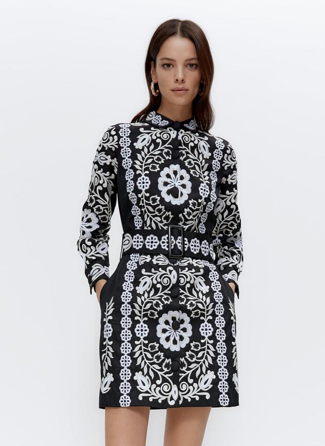 Minivestido camisero bordado, de Uterqüe.