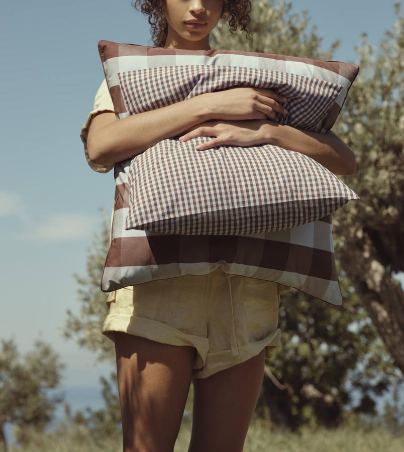 Las fundas de cojín esta,padas cuestan 29.99 y 25.99 euros. Los rellenos cuestan 5.99 euros.