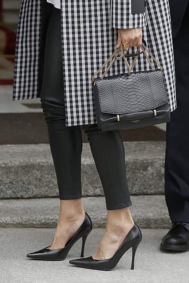 Detalle del look de la reina Letizia con pantalones pitillo.