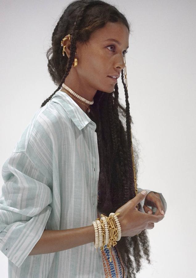 Las joyitas artesanas y sostenibles de LemLem x H&M, además de preciosas, son baratísimas: el pack de dos pulseras cuesta 14.99 euros; los collares, entre 9.99 y 24.99 euros, y el pack de cuatro pares de pendientes, 12.99 euros.