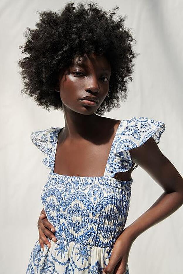 Vestido con bordados en tonos azules de la nueva colección de primavera de Zara (59,99 euros)