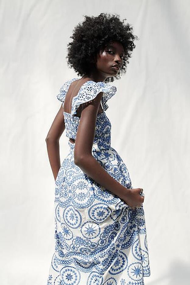 Vestido con la eapalda al aire de la nueva colección de primavera de Zara (59,99 euros)