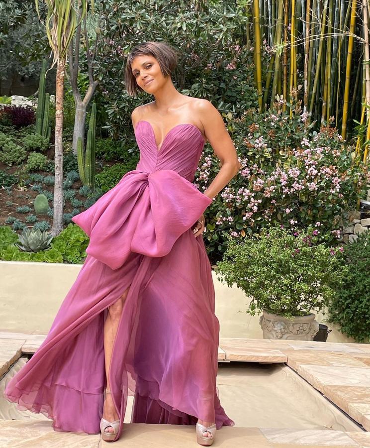 La actriz sorprendió con su radical cambio de look en la alfombra roja de los premios Oscar. Se trata de un bob muy corto y desfilado con la nuca al descubierto, asimétrico y más largo por delante. Lo que más llama la atención es su flequillo baby bang, que aporta un toque más juvenil y descarado al conjunto.