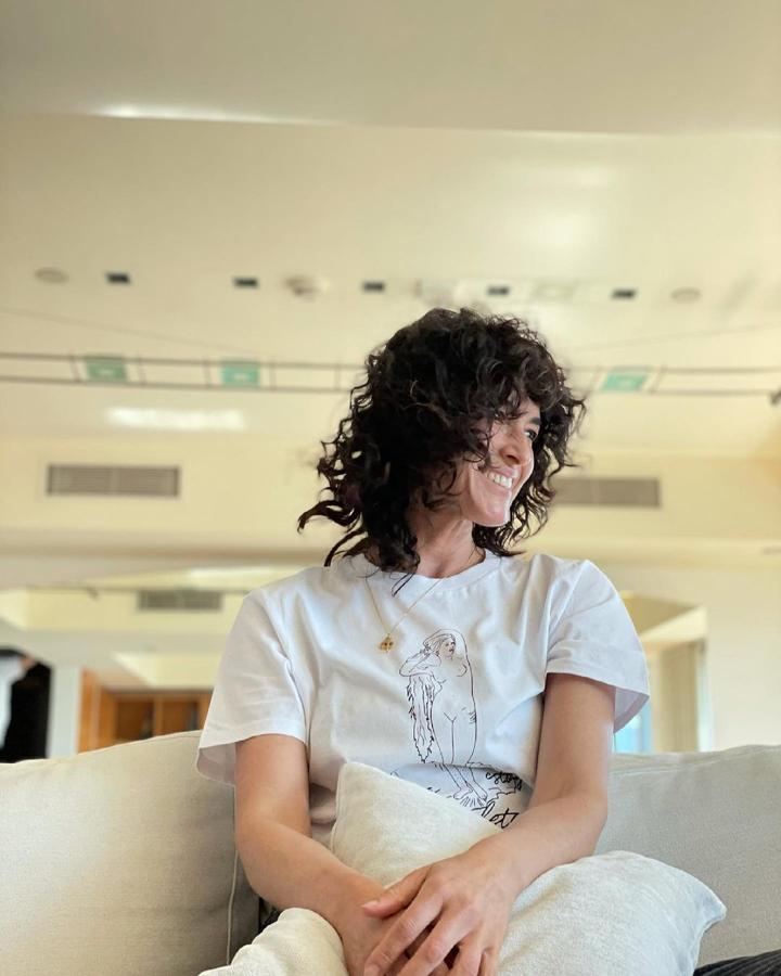 La actriz ha optado por un long bob redondo y muy capeado para quitar peso a los rizos y hacerlos más ligeros. Además, se ha atrevido con un flequillo rizado ideal para disimular las frentes anchas y suavizar las facciones.