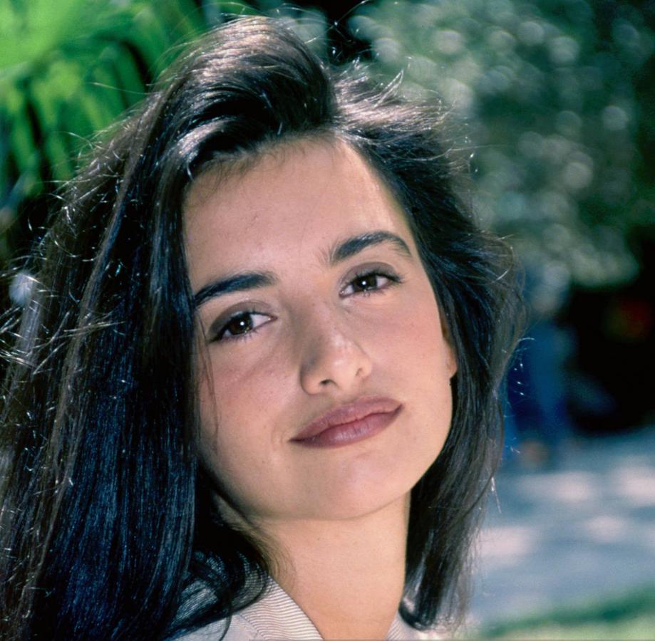 Penélope nació en Alcobendas (Madrid) el 28 de abril de 1974 y poco a poco, se ha convertido en embajadora de nuestro cine por todo el mundo.