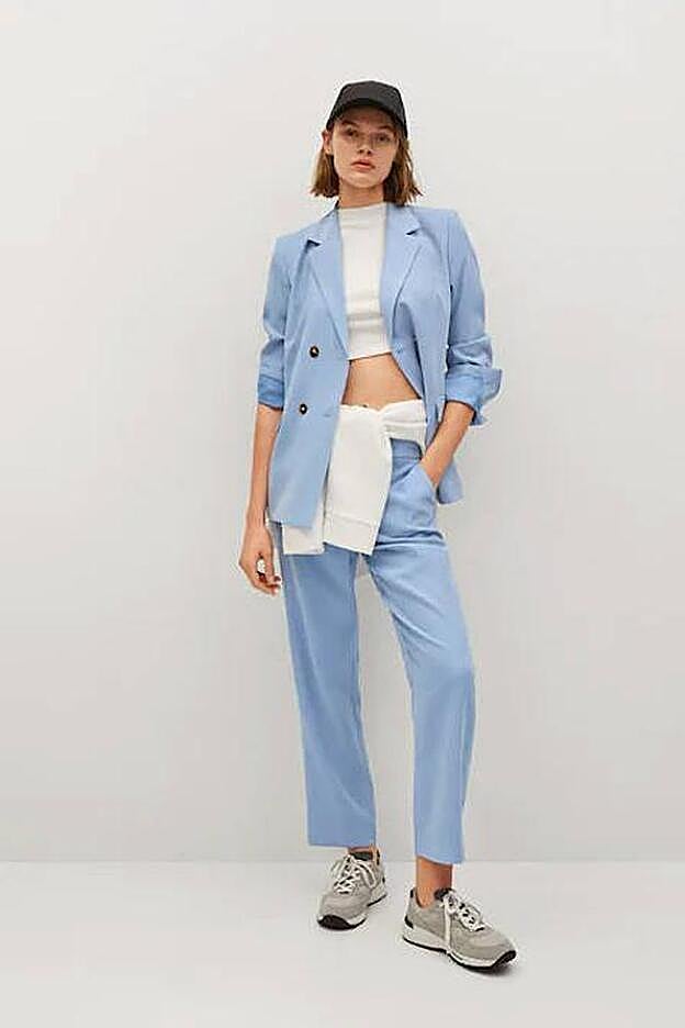 La chaqueta de traje está disponible en color azul celeste o verde