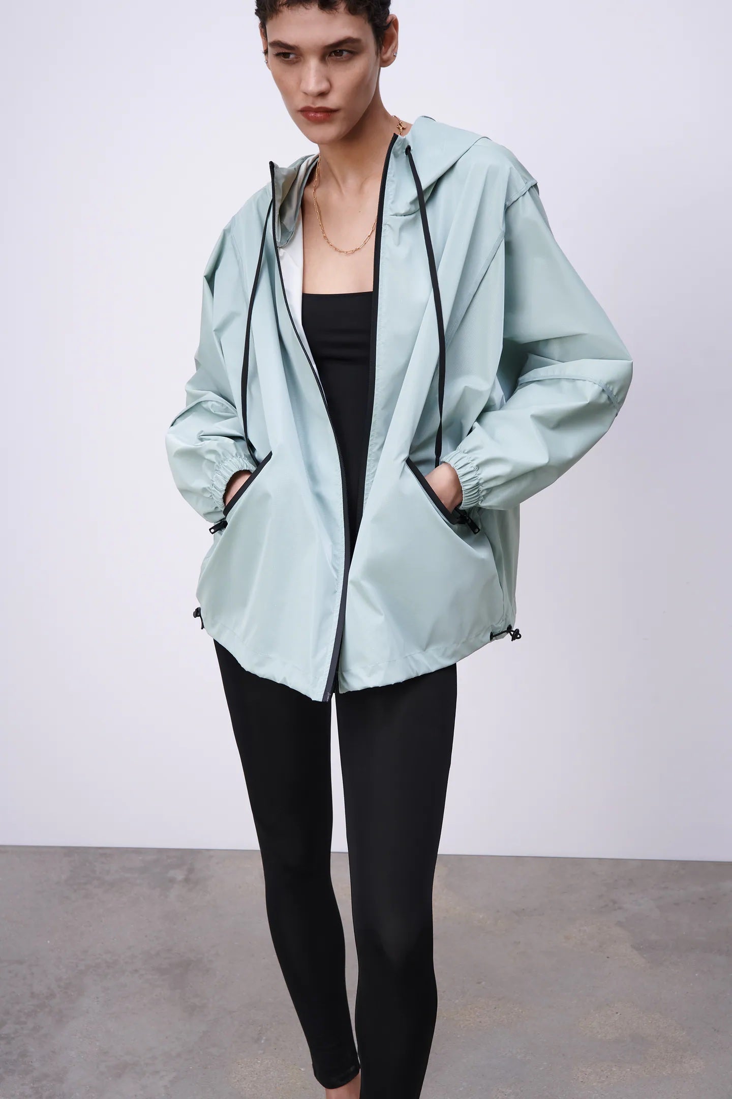 Que no falte el color verde agua en todos nuestros looks de primavera. Con este chubasquero de Zara conseguirás crear conjuntos rejuvenecedores y muy favorecedores hasta en los peores días de lluvia. (29,95 euros).