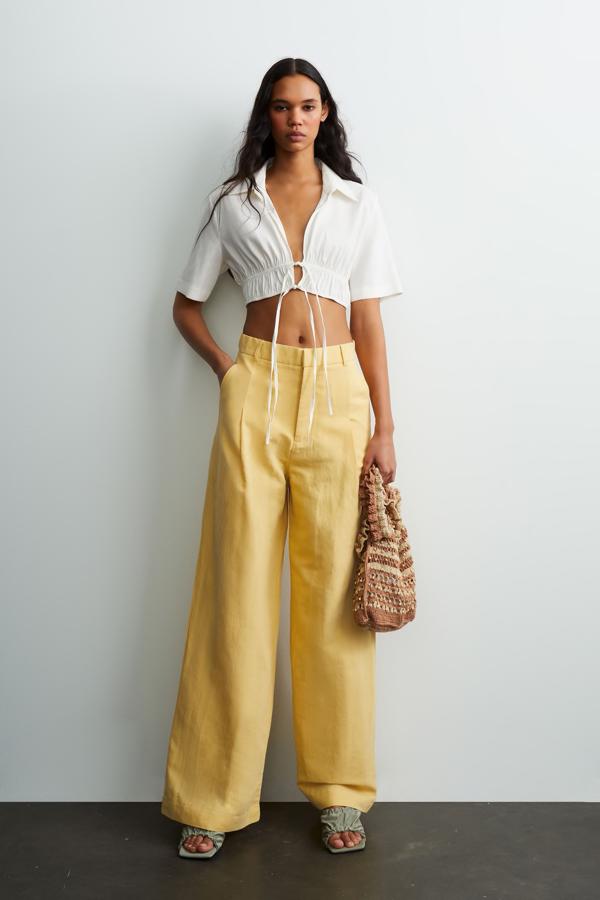 Pantalón ancho de lino de cintura alta y pinzas, de Zara (29,95 €).