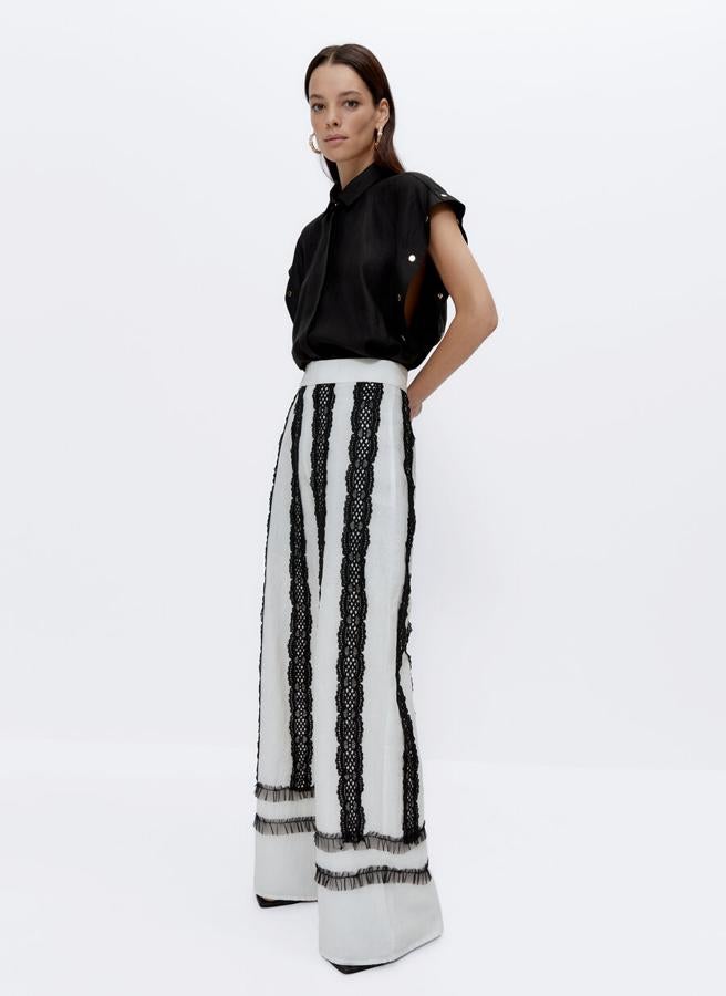 Pantalón palazzo de lino con encaje bordado, de Uterqüe (89 €).