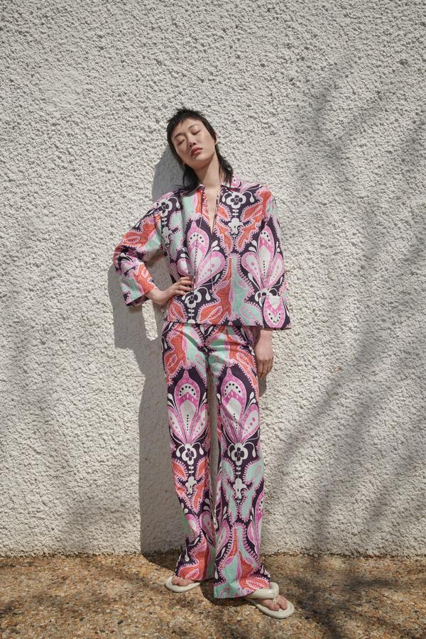 Pantalón de lino estampado, de Zara (39,95 €).