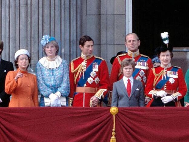 La princesa Margarita dándole indicaciones a la princesa Diana.