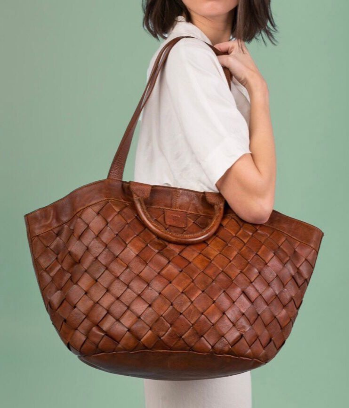 En el bolso de una madre debe haber espacio para todo, por eso nos encanta este maxi shopper de la colección Heritage de Biba (159 euros).