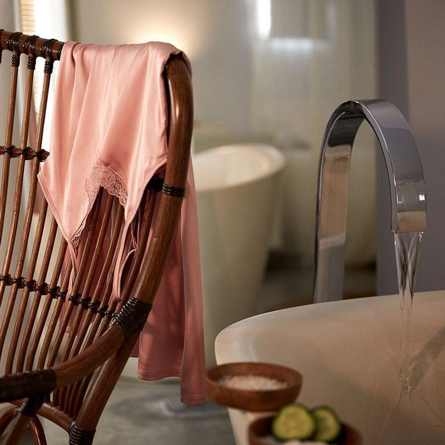 Una noche solo para mamá puede ser su mejor regalo... junto con un camisón delicado y cómodo como este de Ysabel Mora (19.50 euros) para que descanse y se relaje.