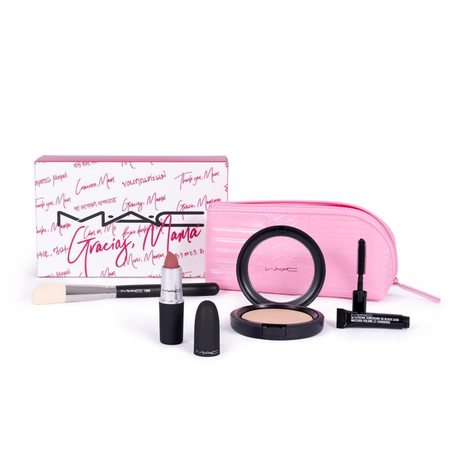 El kit beauty incluye algunos de los productos más icónicos de M·A·C (Powderkiss Lipstick tono sultry move, Extreme dimension Skinfinish-petallic metallic, Brocha 168S y una muestra de In Extreme Dimension 3D Black) en un neceser de color rosa (45 euros).