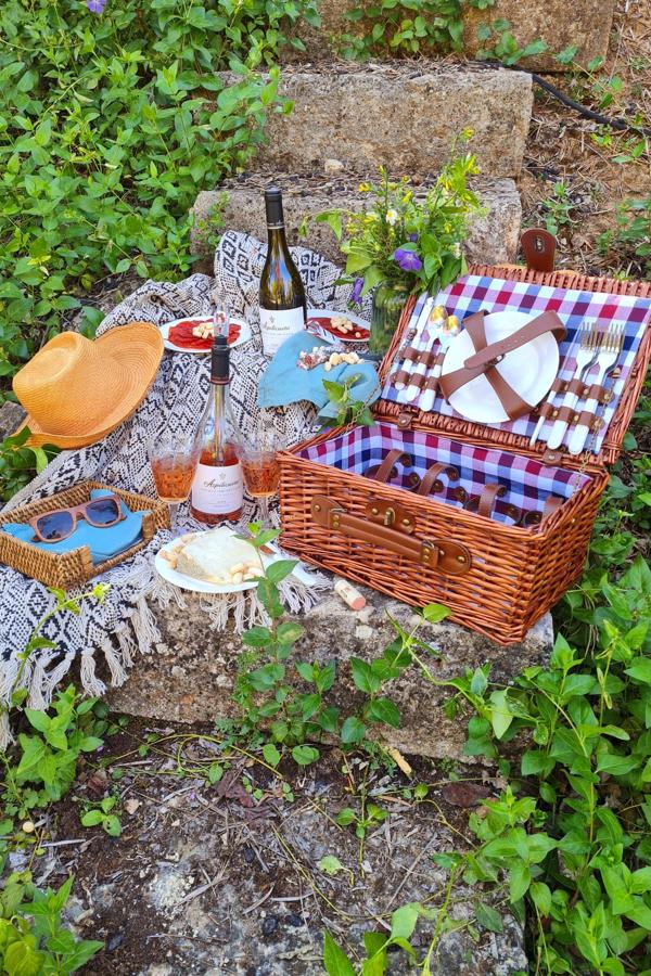 Esta deliciosa cesta de picnic con delicias gourmet de Cristina Oria y vino Azpilicueta (155 euros).