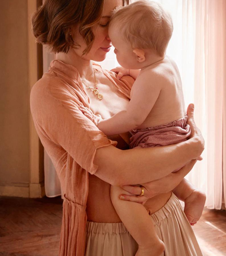 Un acierto seguro siempre son las joyas de Tous, que este año ha lanzado la maravillosa campaña "Somos madres, somos osas", que rinde homenaje a esas madres valientes, cariñosas y protectoras que son nuestro icono con una colección inspirada en la fuerza y la fragilidad de la naturaleza. Además, Tous tiene disponible un servicio de entrega en el día en más de 30 ciudades e España.