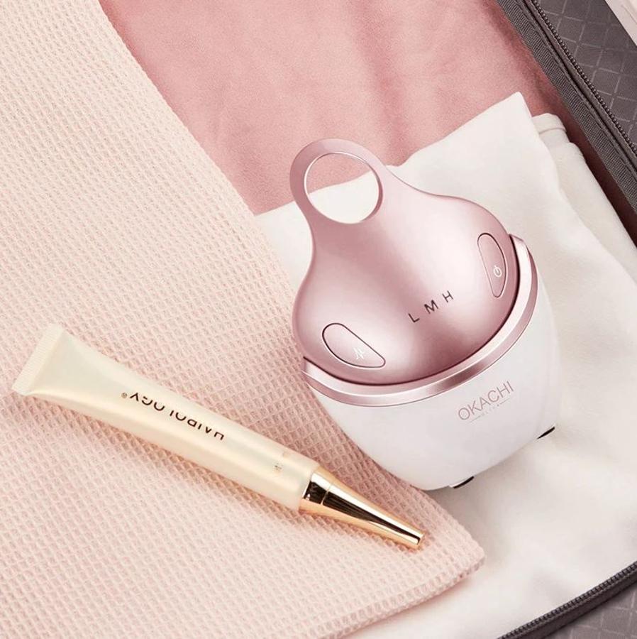 Este masajeador facial disponible en AliexpressPlaza es un regalo para sorprender: con sus rodillos masajeadores, tu madre podrá terminar el día con un masaje profesional que, además, incorpora una innovadora tecnología antienvejecimiento (desde 78 euros).