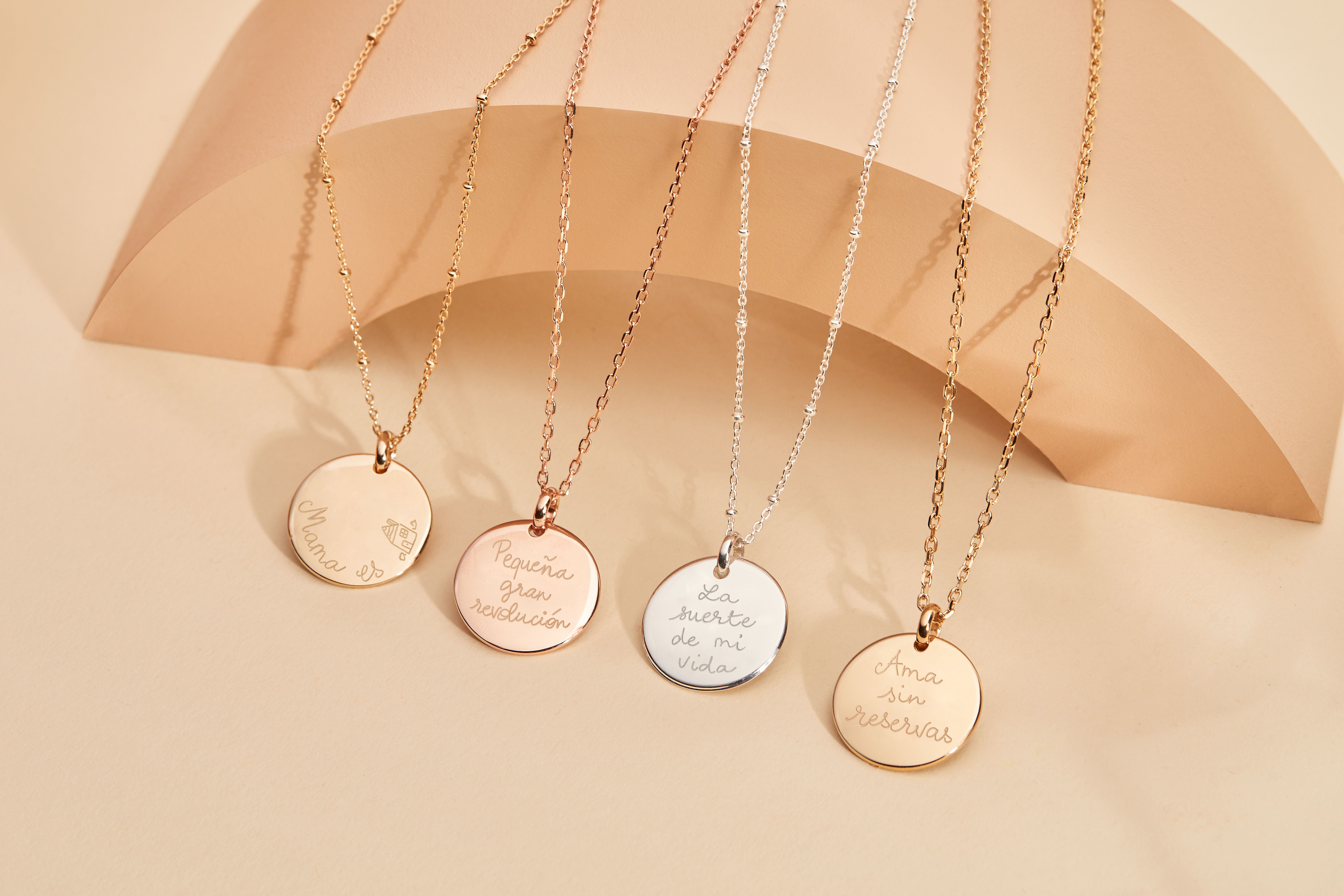 Algunas de las joyitas con mensaje de Merci Maman, como estos collares con medalla (89 euros).