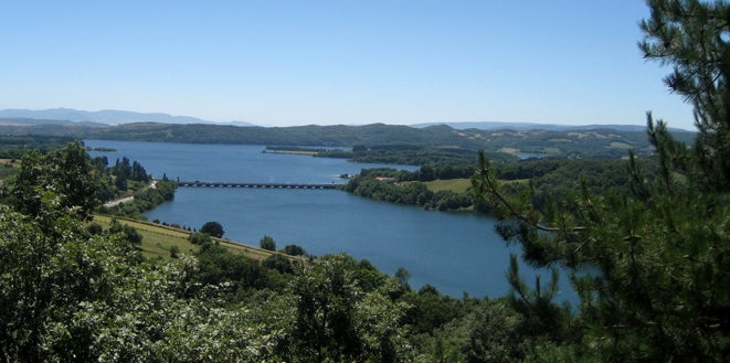 Amitad de camino entre Álava y Bizkaia, rodeado de parajes verdes y con el monte Gorbeia vigilando todo, los alrededores del Embalse de Urrúnaga, en el municipio de Legutio, son magníficos para disfrutar de una jornada de senderismo o kayak que puede culminar con una comida o merienda al aire libre en las zonas recreativas de Sorgimendi o Zabalaín, donde hay acondicionadas zonas con mesas, parrillas de uso público y fuentes.
