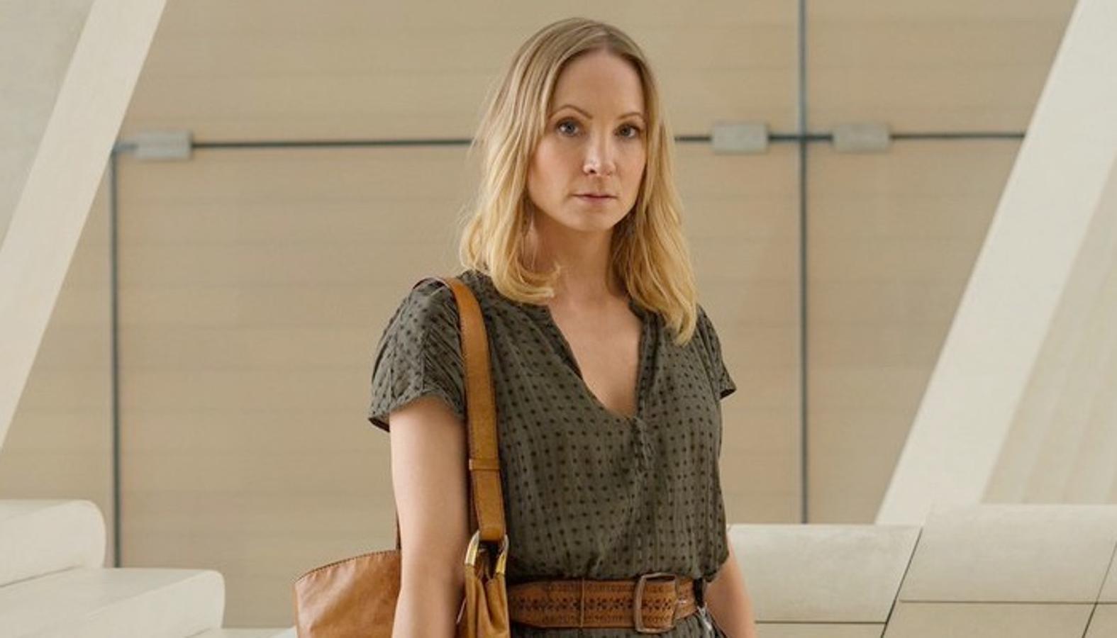 The Commons: Última Esperanza. Temporada 1. AXN Now. 1 de mayoProtagonizada por Joanne Froggatt (‘Downton Abbey’), este drama cuenta la historia de Eadie, una neuropsicóloga que sueña con ser madre junto a su marido, pero esto se ve afectado tras los fallidos intentos de tratamientos in vitro. Mientras, el mundo que la rodea es un caos, donde el cambio climático y las enfermedades infecciosas provocan una división insalvable entre ricos y pobres.