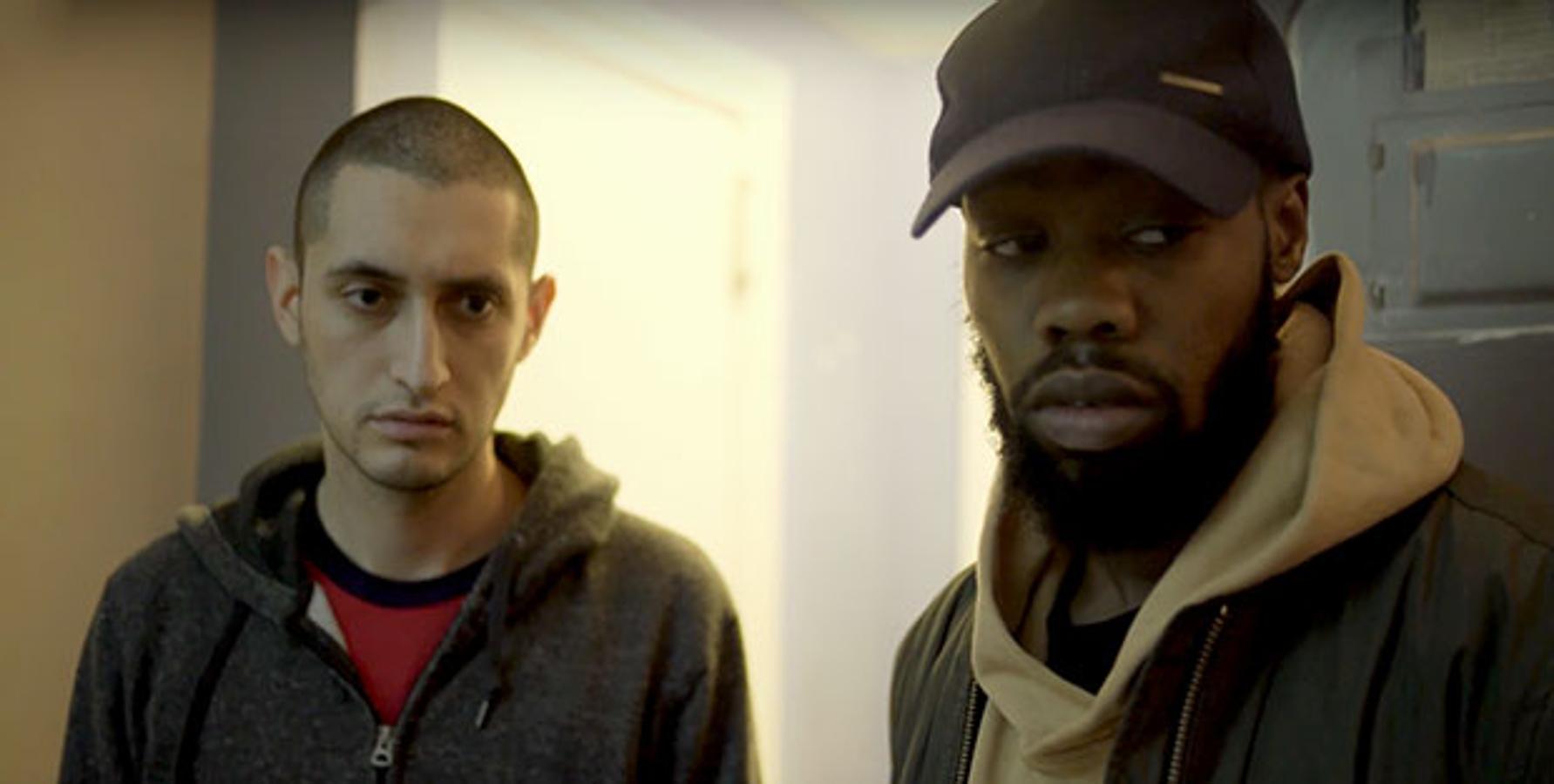 Buscarse la vida en Brooklyn. Temporada 1. Movistar. 24 de mayo. Creada y protagonizada por dos promesas de la comedia en vivo, Dan Perlman y Kevin Iso, esta producción autobiográfica cuenta los esfuerzos de dos amigos, Dan y Kevin, para salir adelante en un barrio de Brooklyn. Una propuesta atrevida e inteligente compuesta por diez episodios en la que surgirán reflexiones y críticas sociales sobre temas tan dispares como los problemas de salud mental o la gentrificación.