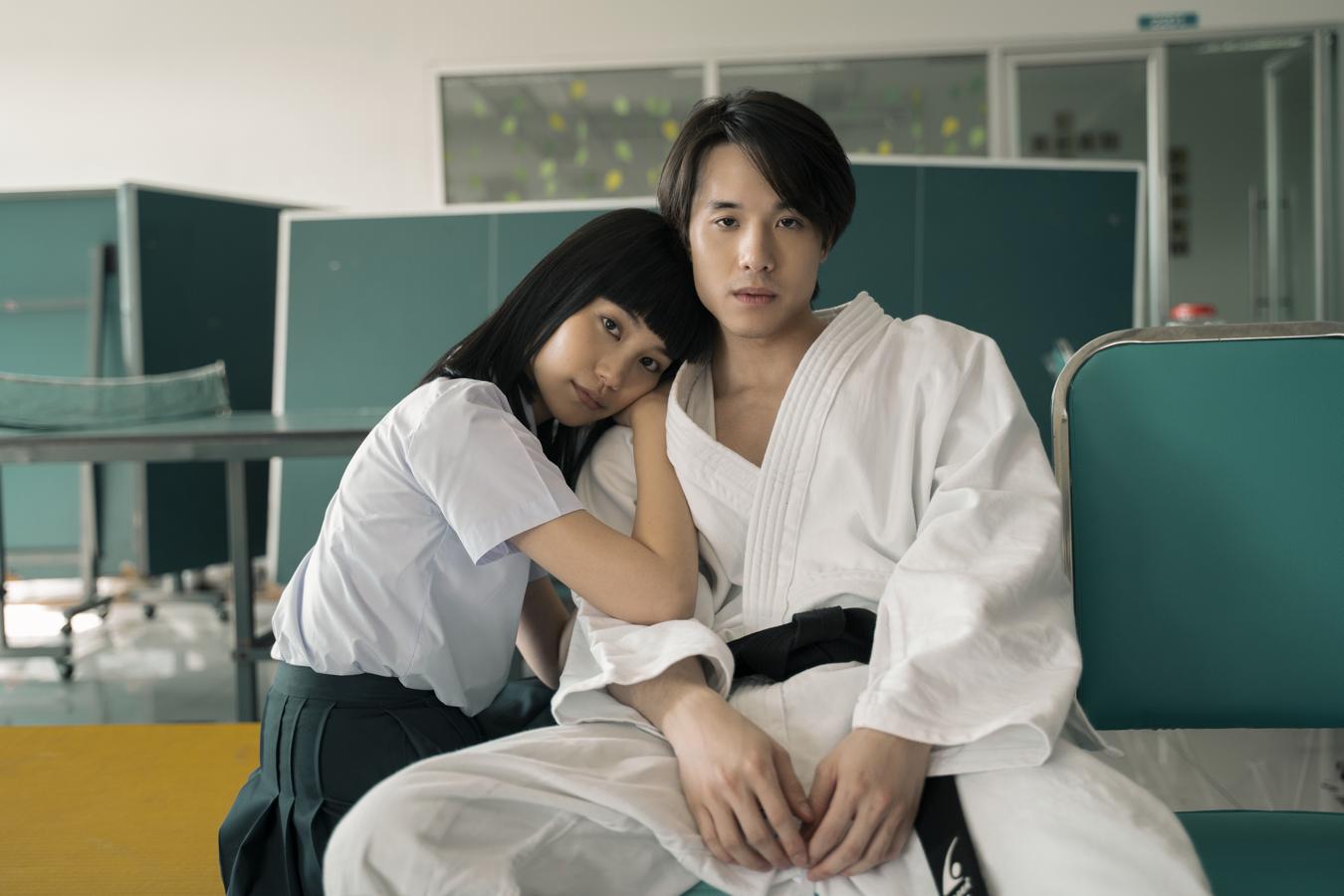 Girl from Nowhere. Temporada 1 y 2. Netflix. 7 de mayo.Esta producción tailandesa narra la historia de Nanno, una chica inteligente y misteriosa que estudia secundaria y se dedica a revelar la cara oculta de las escuelas en las que estudia. Gracias a su capacidad de reconocer la actitud perversa de sus compañeros se dedica a poner en conocimiento público toda clase de mentiras y los diversos abusos de poder que se dan en las instituciones docentes.