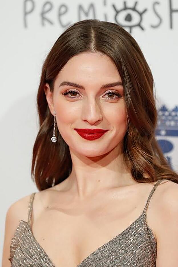 María Valverde lleva una media melena ondulada que disimula su nariz grande.