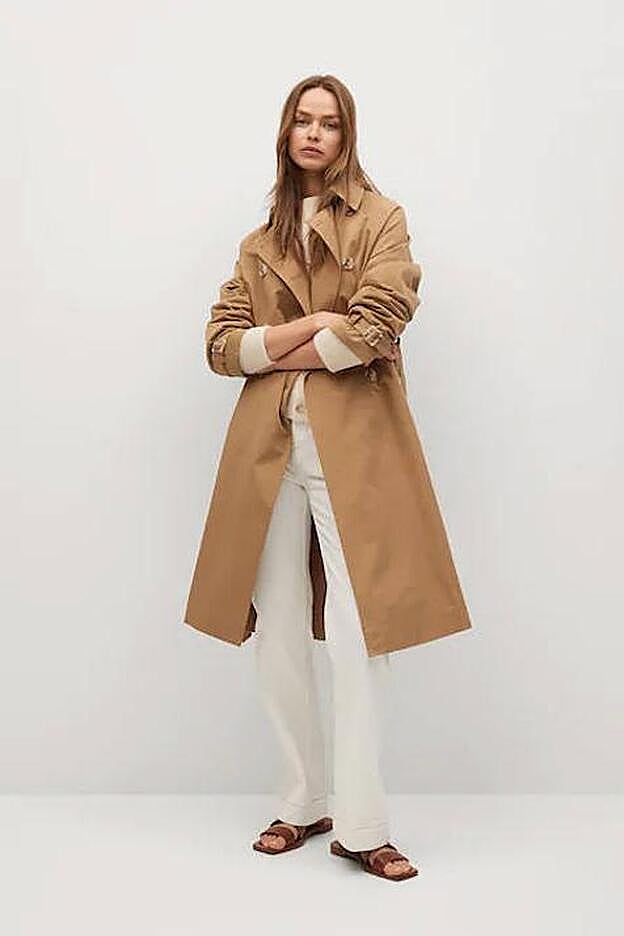 El trench tiene un cinturón desmontable