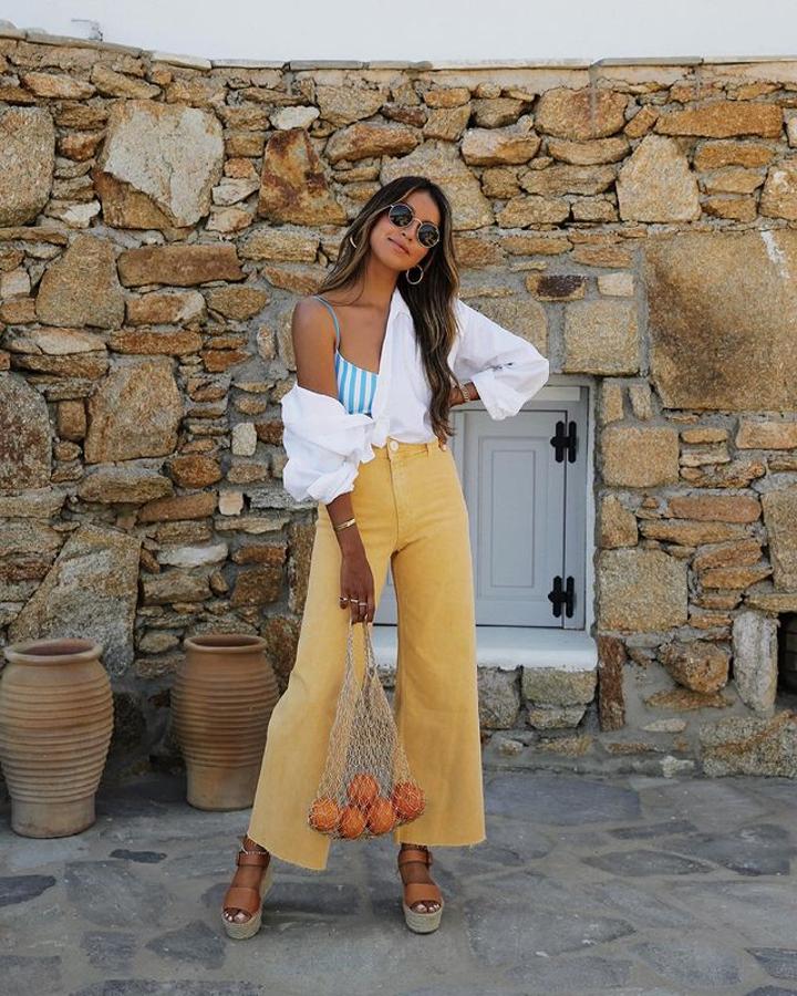 camisa blanca + vaqueros en color amarillo + sandalias de esparto