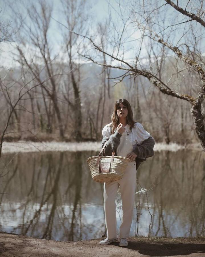 Peto en color crudo + zapatillas blancas + bolso capazo de rafia