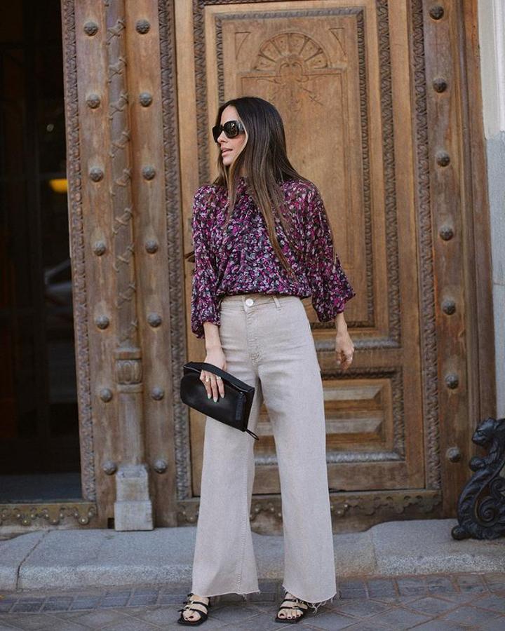 Blusa con estampado de flores + vaqueros color arena + sandalias de tiras