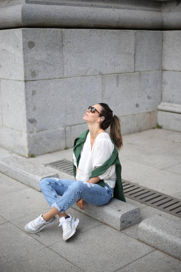 ( Una blusa romántica como esta disponible en Amazon ), unos vaqueros 'rip&rolled' ( estos son de Pepe Jeans ) y unas zapatillas cómodas y de plena tendencia como  estas de Puma  se convierten en el 'uniforme' perfecto para el día a día.