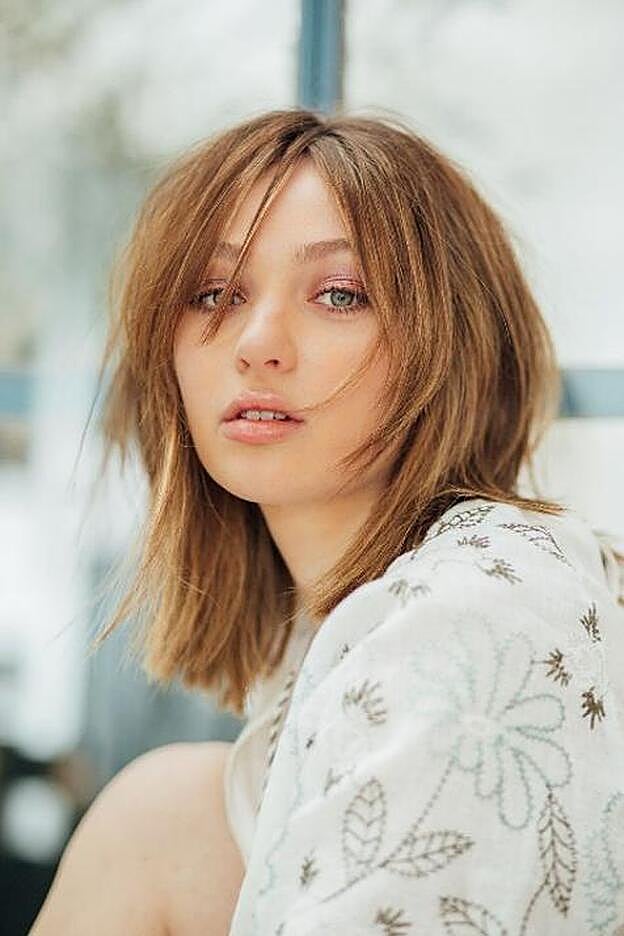 Un corte midi con capas muy moderno que recrea las tendencias de los 80 y 90.