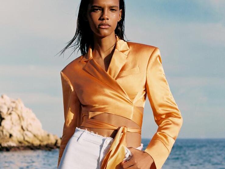 Fotos: Siete crop tops atados a la cintura muy baratos y originales que están arrasando esta primavera porque sientan de maravilla