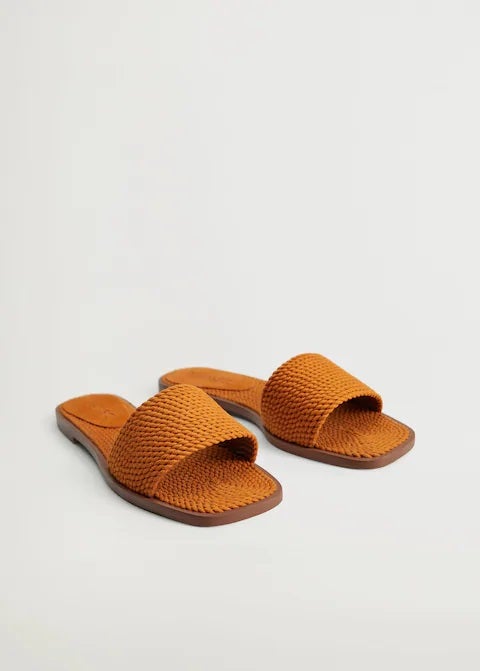 Sandalias planas trenzadas, un zapato básico con el color más alegre y refrescante de la temporada: el naranja mandarina. (29,99 euros).