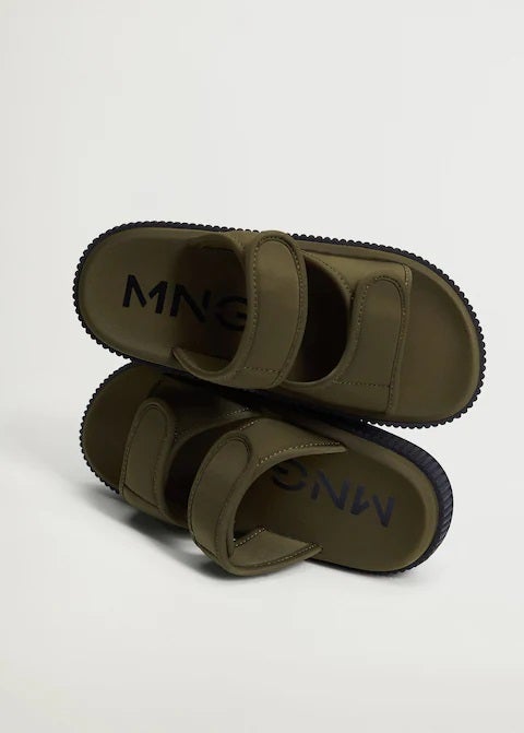 Sandalias verde caqui con tiras de velcro. (39,99 euros).