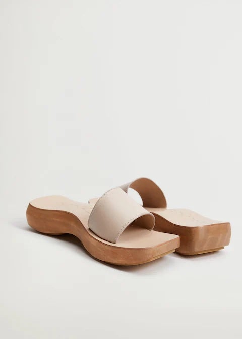 Estos zuecos abiertos con suela asimétrica a modo de sandalias van a arrasar este verano. No pierdas de vista este modelo tan favorecedor de Mango. (39,99 euros).