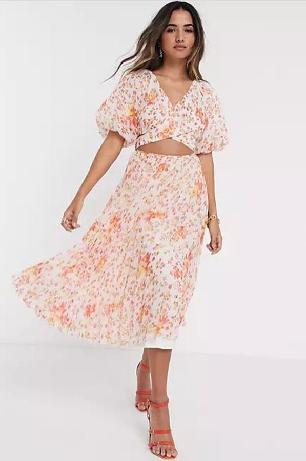 De largo midi y con estampado de flores, de Asos (52,99 euros).