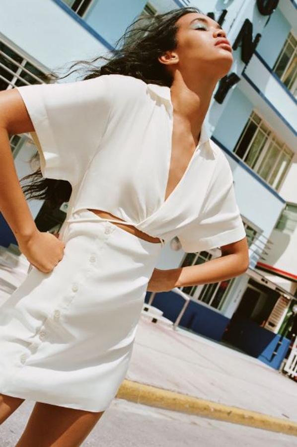 En blanco y de lino, de Zara (25,99 euros).