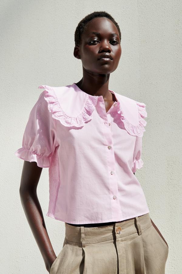 Blusa de color rosa con cuello bebé de Zara (22,99 euros)