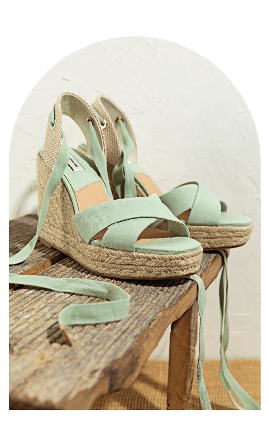 Sandalias en color verde con cuña de esparto de Stradivarius (29,99 euros)
