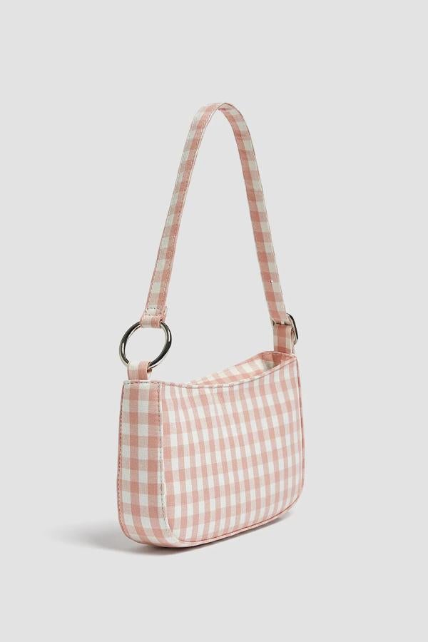 Disponible en rosa o en negro, este bolso de hombro con estampado de cuadros vichy cuenta con hebilla ajustable en el asa y tiene un precio de 12,99 euros.