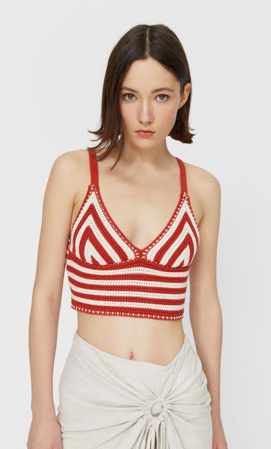 Disponible en varios colores, este bralette en tejido de crochet y escote de pico tiene un precio de 12,99 euros.