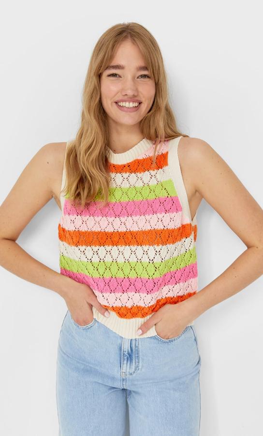 En color crudo y con rayas de colores, este chaleco tejido a crochet tiene un precio de 17,99 euros.